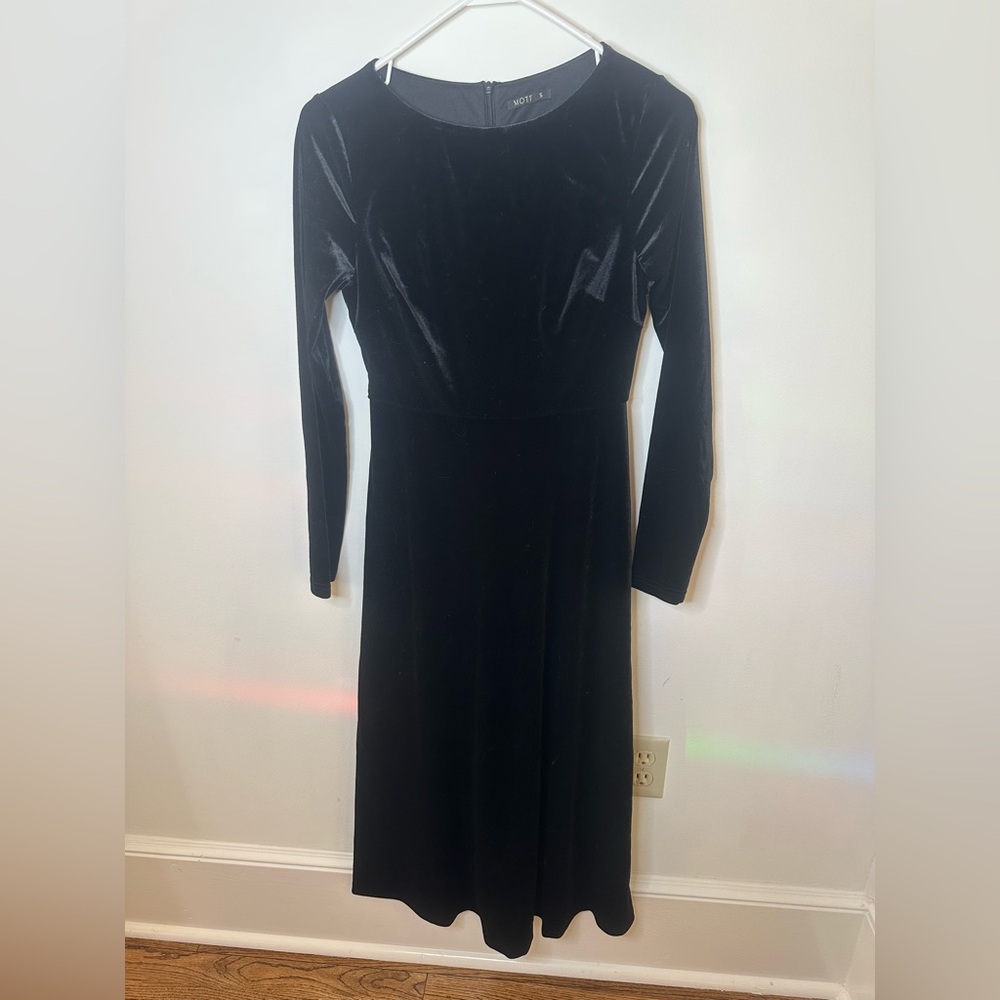MOTF Elegant Black Velvet Long Sleeve Dress
